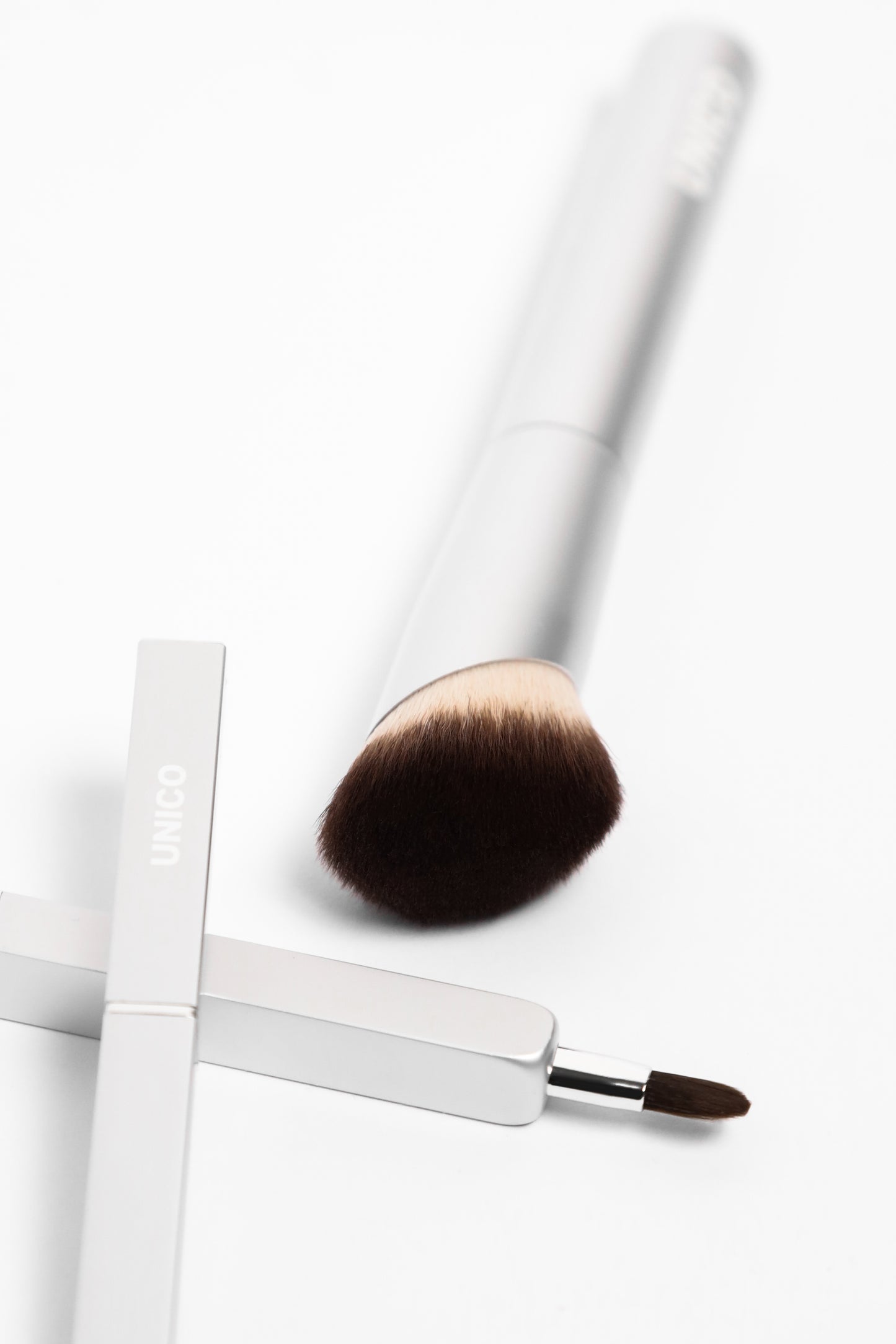 MULTITASKER & MAKEUP BRUSH